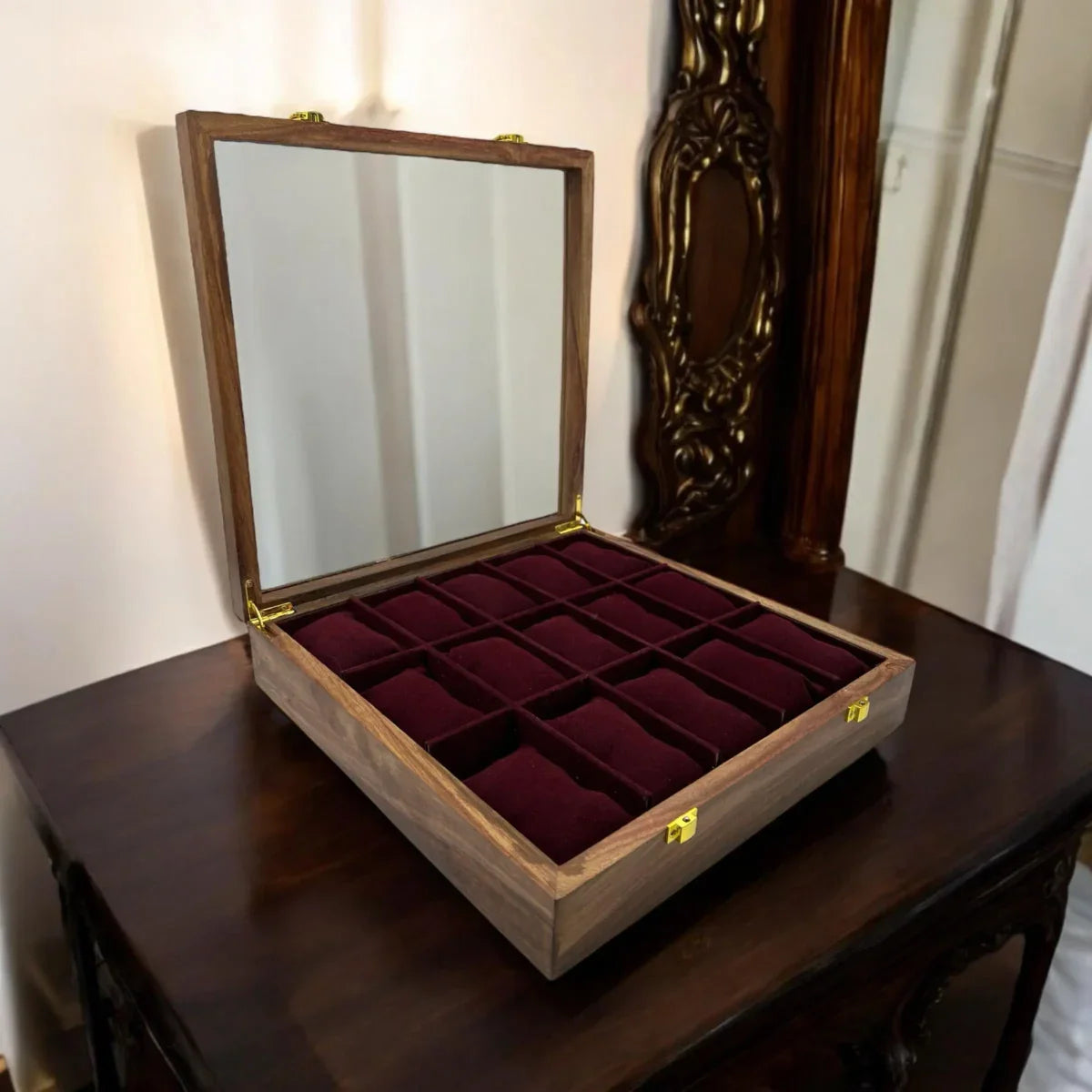 15 Watches – Golden Hinge – Glass Top